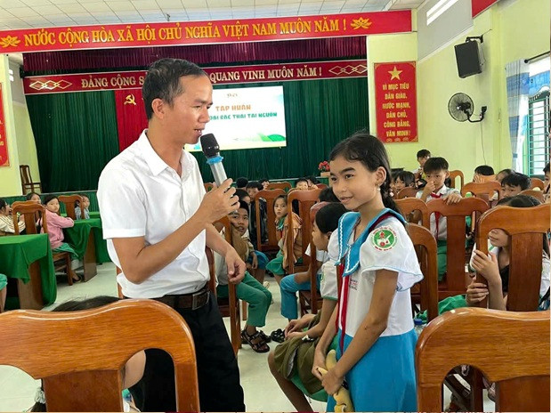 Thăng Bình tuyên truyền phân loại rác thải cho hơn 1.000 học sinh