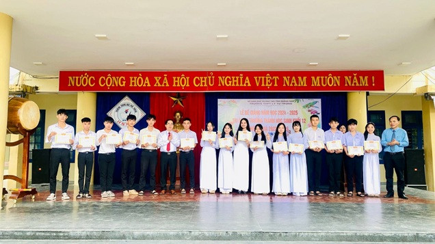 Trường THPT Lý Tự Trọng bế giảng năm học 2024-2025