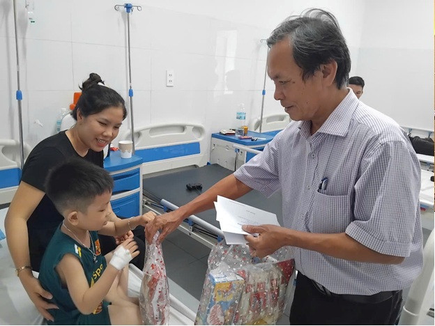 Lãnh đạo huyện Thăng Bình thăm, tặng quà cho 30 bệnh nhi