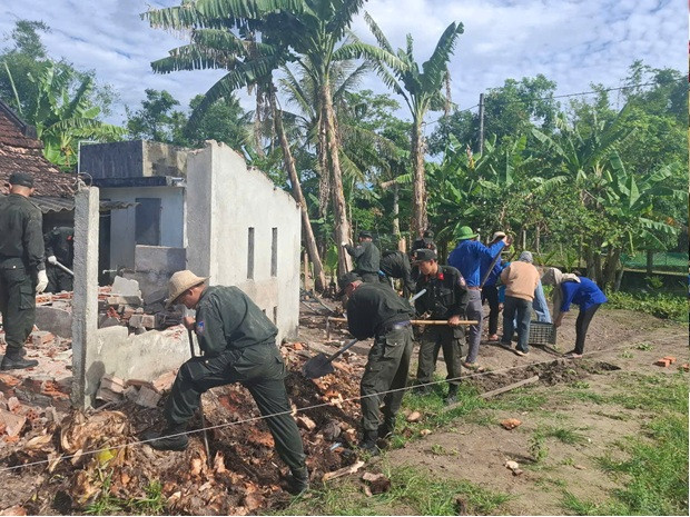 Thanh niên Thăng Bình hỗ trợ tháo dỡ nhà cho gia đình có công cách mạng