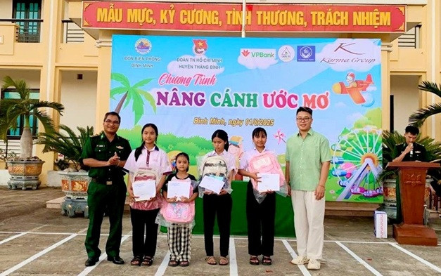 Đồn Biên phòng Bình Minh tổ chức chương trình “Nâng Cánh Ước Mơ”.