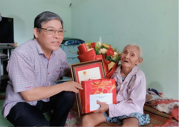 Lãnh đạo Ủy ban MTTQ Việt Nam tỉnh tặng quà người cao tuổi tại Thăng Bình