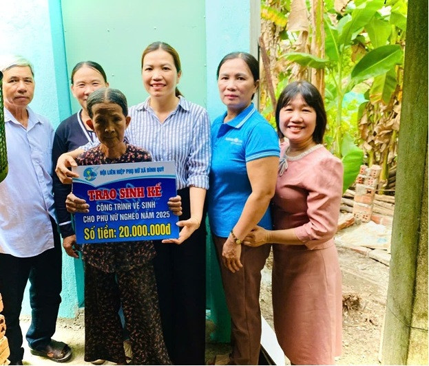 Bình Quý bàn giao công trình vệ sinh trị giá 20 triệu đồng