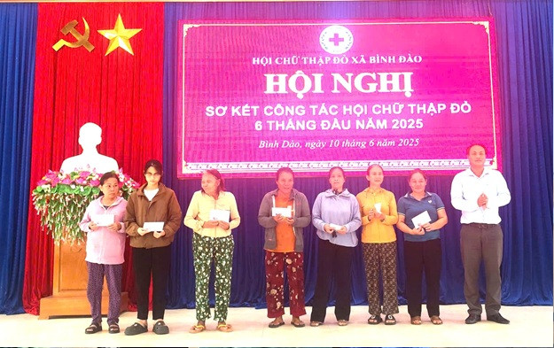Bình Đào trao quà cho người có hoàn cảnh khó khăn