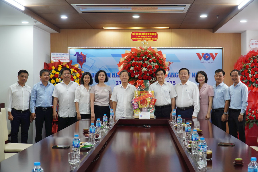 Chủ tịch UBND tỉnh Lê Văn Dũng thăm các cơ quan báo chí